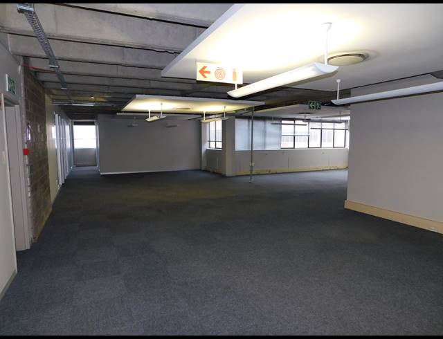 1,000M² OFFICE TO LET IN FERNDALE